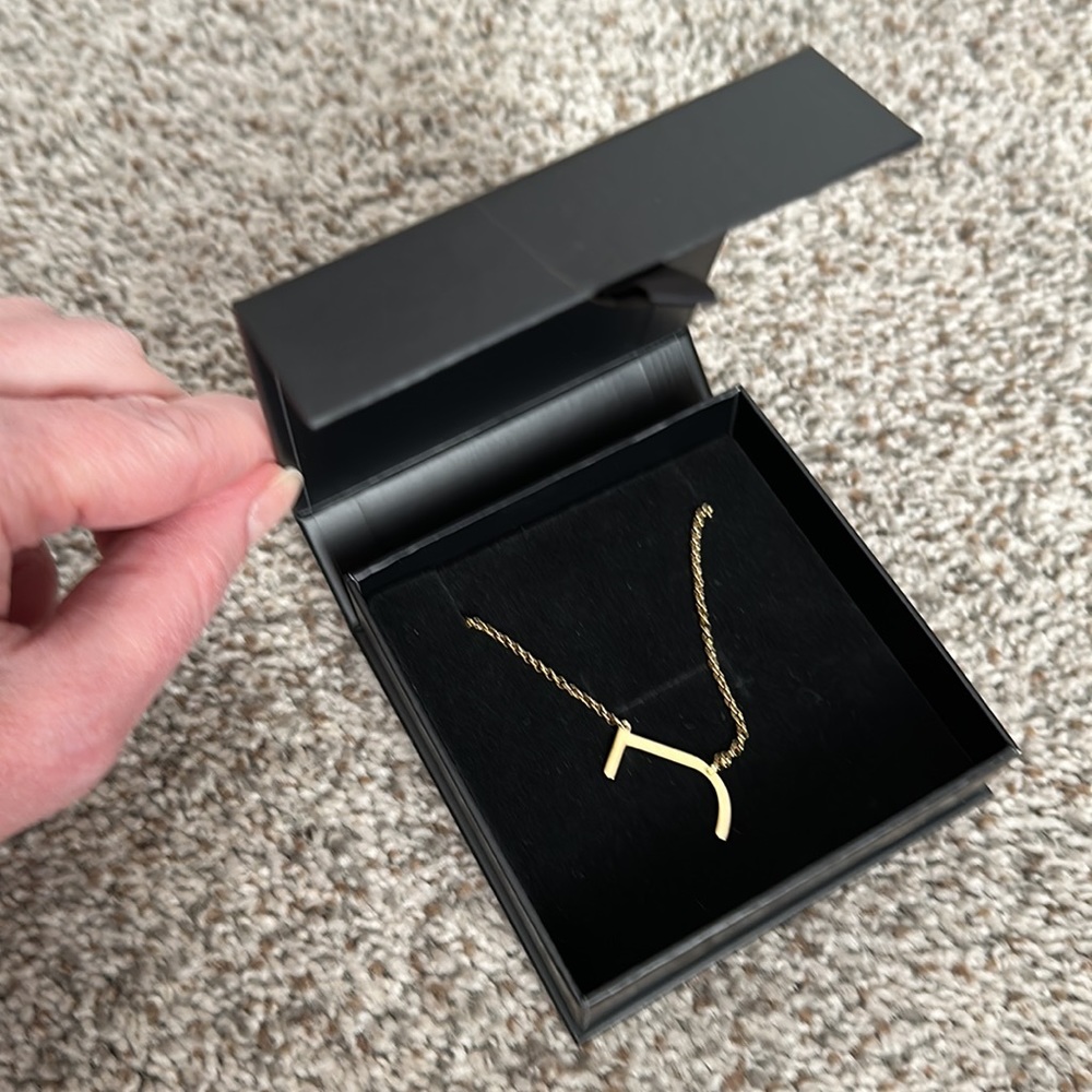 NIB Oak and Luna 18k gold vermeil initial necklace letter J - Picture 5 of 5